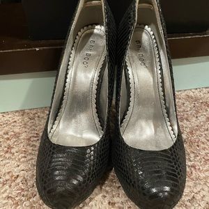 Women’s rounded closed toe heel